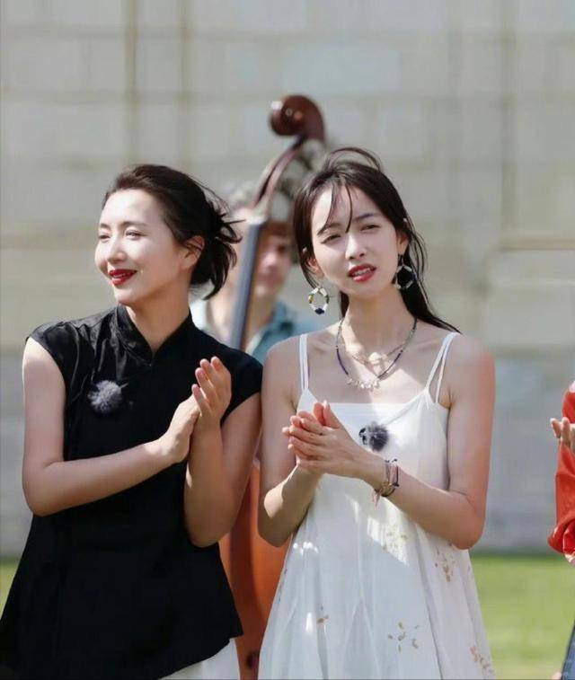 原创            宋茜陈好大理度假！陈好穿V领身材太火辣，买衣服姐妹俩抢着付钱