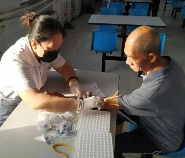 60岁大伯胆固醇过高离世，医生警告：这3种食物，再爱吃也要戒掉