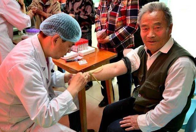 高血脂比高尿酸危险?5个信号证明你血脂过高了,建议吃5种食材缓解