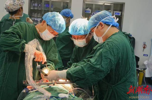 “拆弹”纪实：巨瘤缠身不自知，仁术攻坚护安康