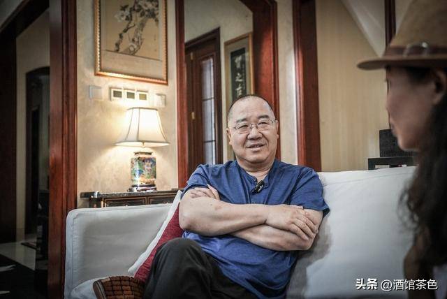 英达北京别墅罕见曝光，书房挂满名人字画，古色古香像文化博物馆