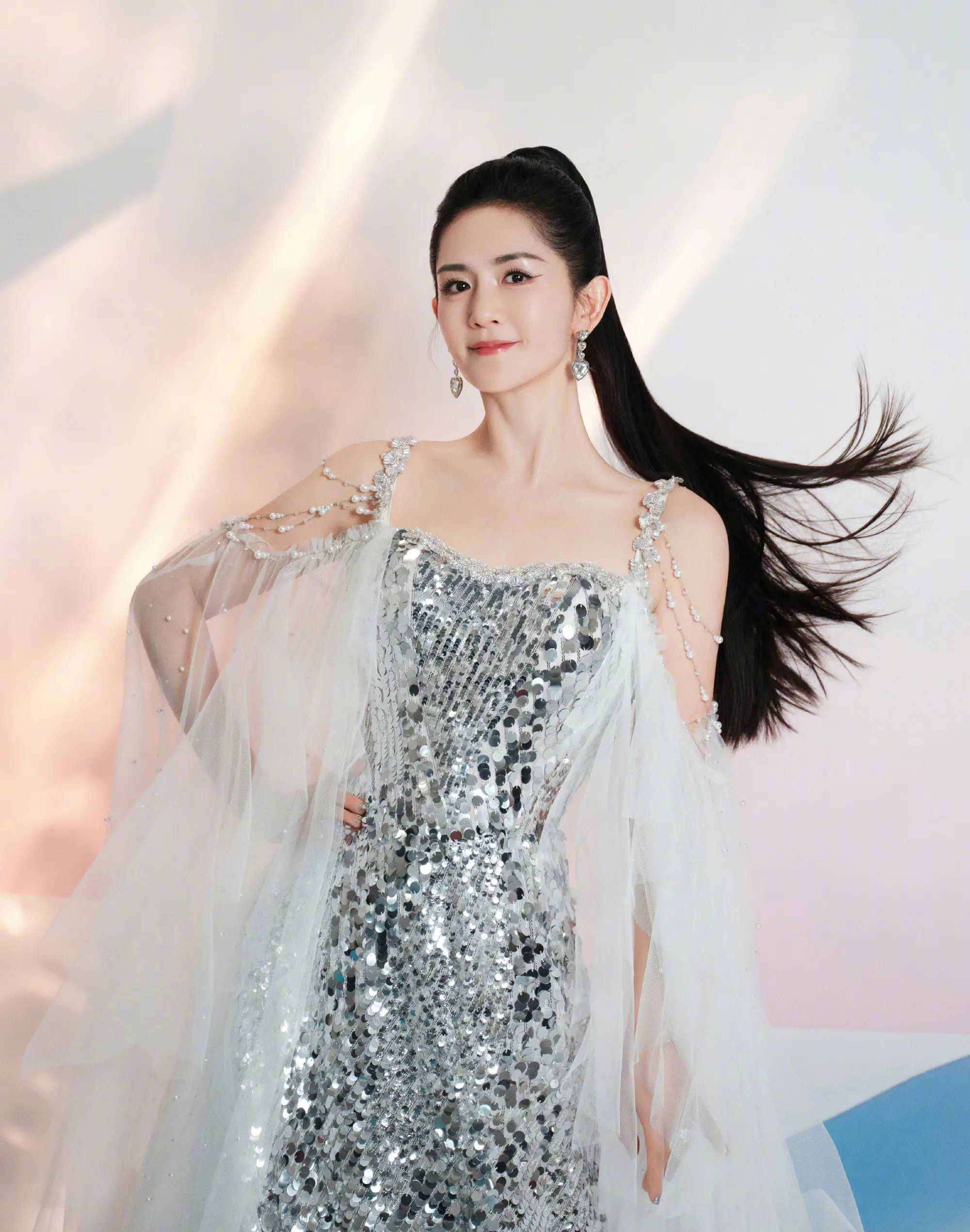 谢娜一袭两片长裙展现婀娜身材 扎着高马尾活力四射