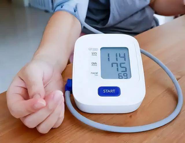 高血压并发症去世的人越来越多？医生:长期吃降压药，夏天留心3点