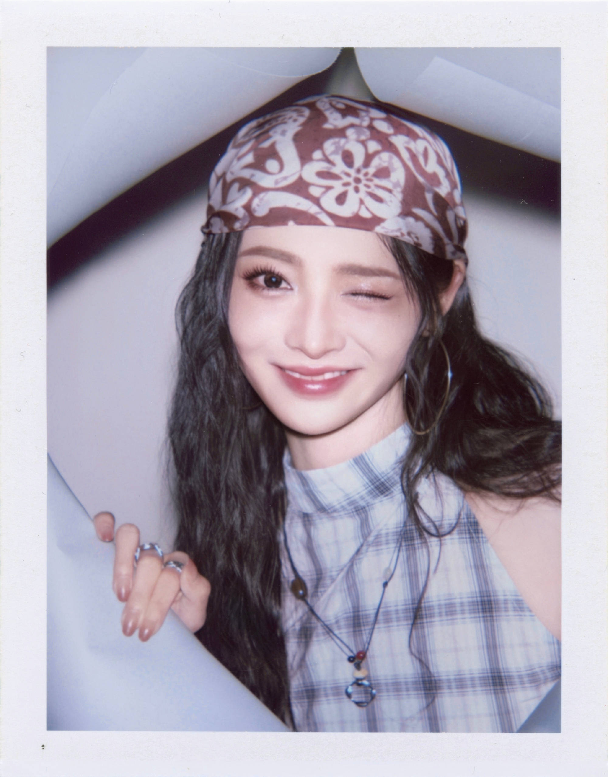 周洁琼晒胶片风随拍韵味十足 头裹方巾别具时尚格调