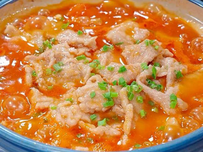 红玛瑙裹着软玉：一口入魂的番茄滑肉片​