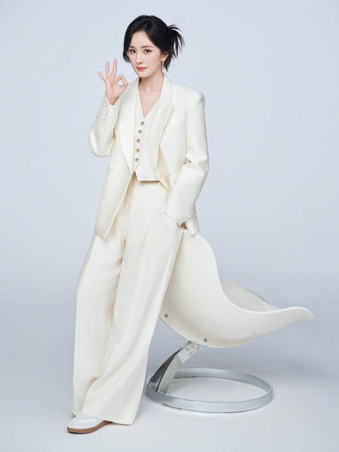 杨幂一身白西装气场强大 盘发造型职场精英既视感