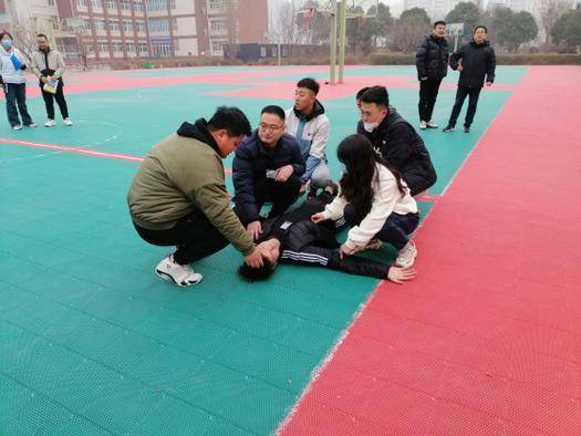 16岁学生跑步后晕倒，医生叹息：运动后多留心，别犯这3个错误