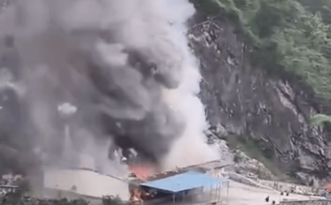 广西一烟花爆竹仓库被落石击中发生自燃，官方通报