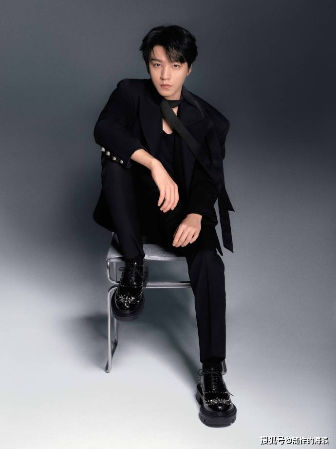 王俊凯最新大片，两套造型出镜，摩登型男vs矜贵优雅