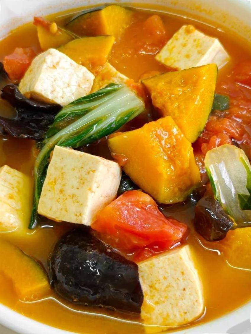 教你一招鲜美的南瓜番茄蔬菜汤，营养又减脂