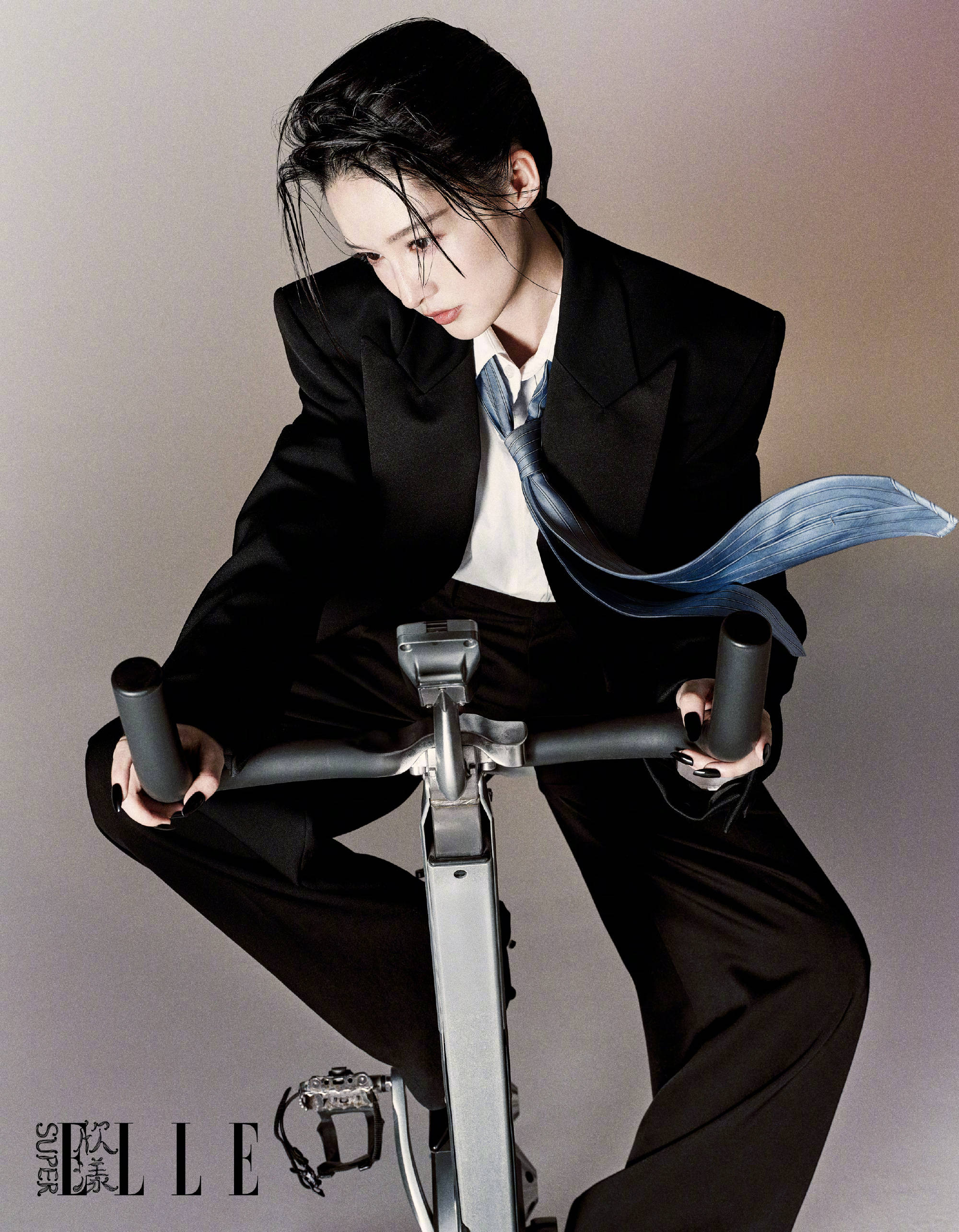 李沁短发配西装酷飒帅气 眼神撩人仪态大方