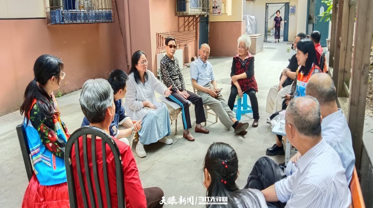 云岩区盐务街街道盐吉社区邀请辖区退休干部参加“解锁老人陪伴艺术之深情注视”活动