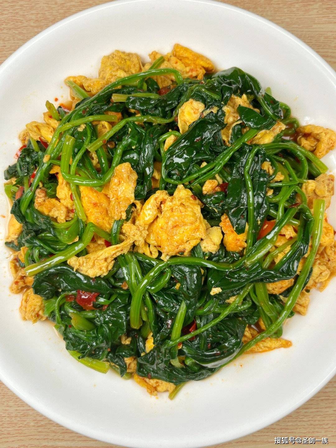 “夏补钾，体不乏”，中老年多吃八种“高钾菜”，走路有劲精神足