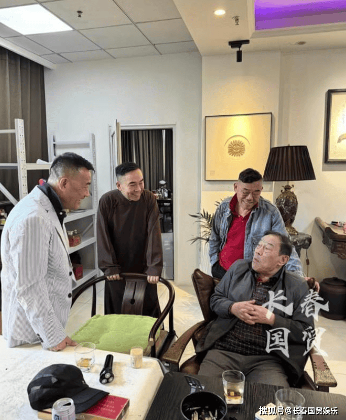 杨少华四个儿子同框，力破兄弟不和传闻