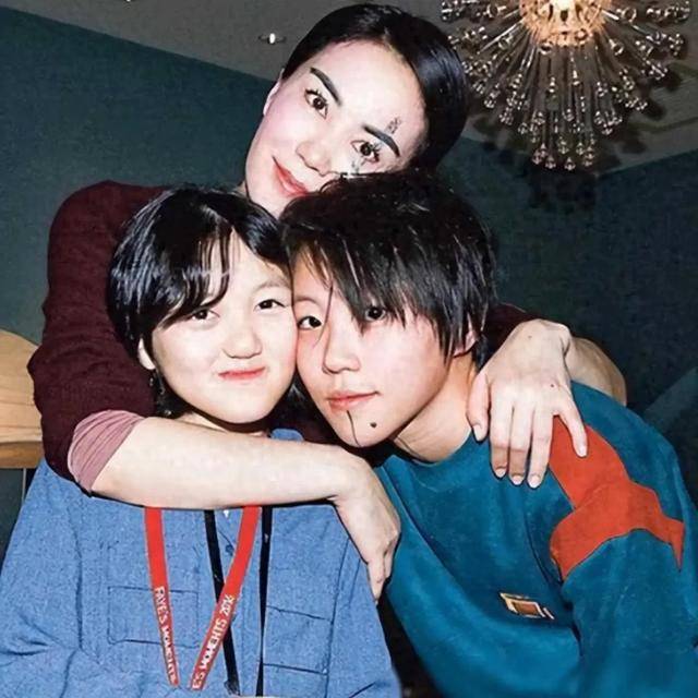 原创            同样是王菲的基因，李嫣近照像富家千金，窦靖童却活成年轻版窦唯