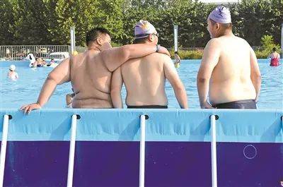 14岁学生体重飙升到280斤，走路都成问题！小胖墩该怎么减肥？医生提醒