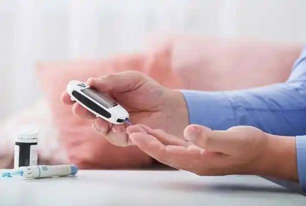 糖尿病并发症去世的人越来越多！医生忠告：4件事，再懒也得坚持