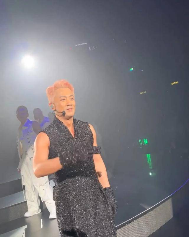 林峯演唱会掀回忆杀，杨茜尧领衔训练班同学合体应援，再现凳子舞