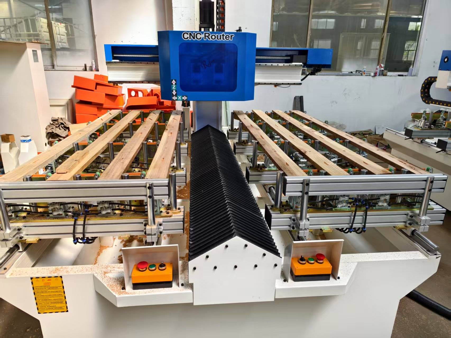 全自动开槽机木工 多轴打孔机：木工生产的智能化流水线