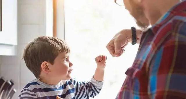 摆脱玻璃心，培养内心强大的孩子，爸爸要经常和孩子说这3句话