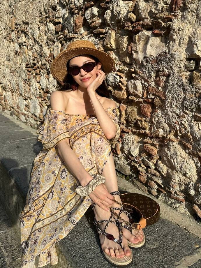 钟楚曦对皮肤、身材非常自信的，所以特别有底气