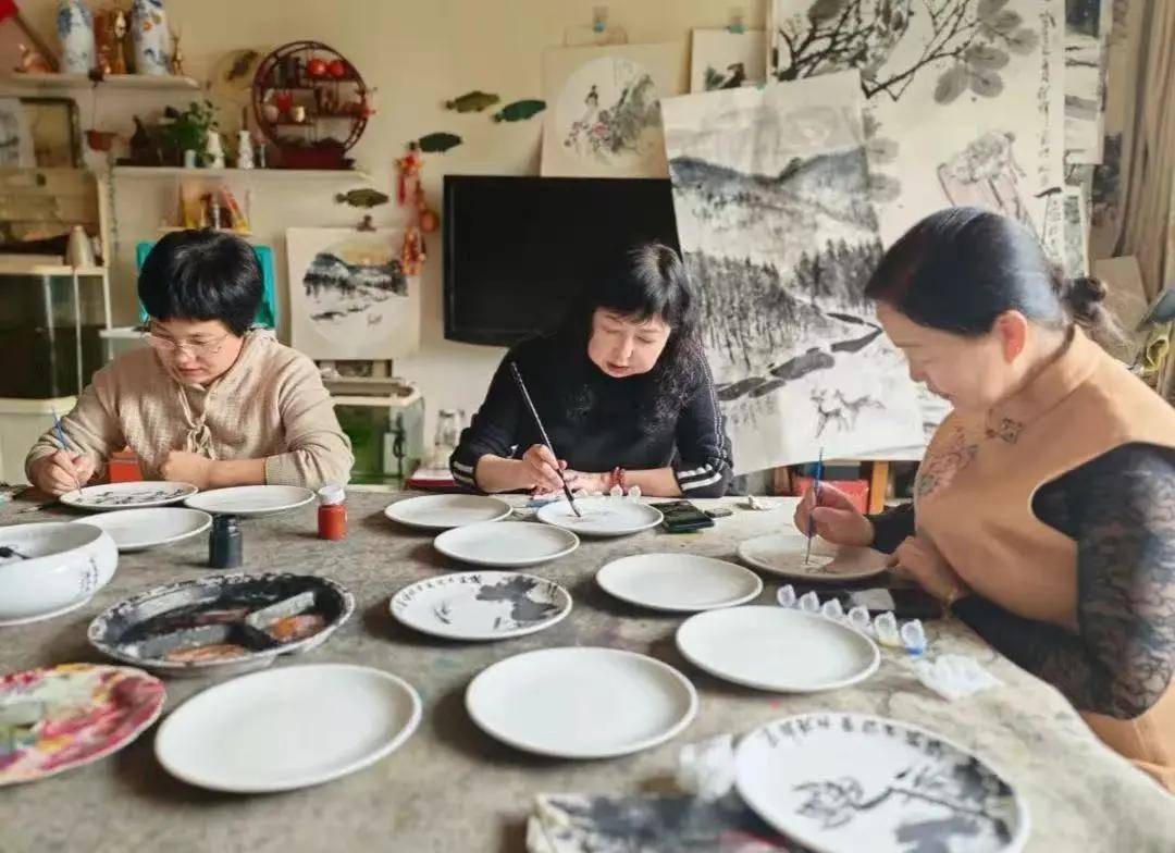 吉林市龙潭区：瓷盘上的艺术焕新 釉上书画“烧”出别样老年风采！