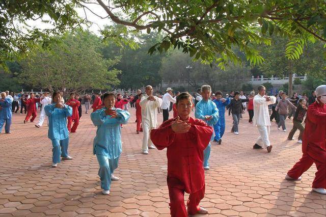 "晨练越早越好"错了？医生提醒：60岁后锻炼要避开这5个雷区