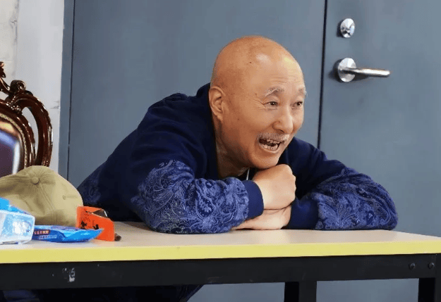 七旬陈佩斯，《戏台》上下依旧真跪真爬，为艺术死磕