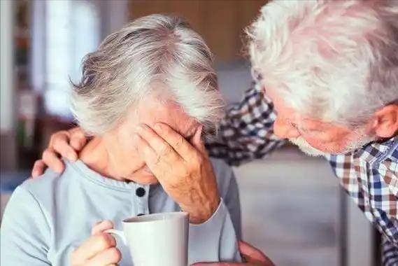 老人记性差、容易忘事，是缺叶酸了？医生：多吃4种食物或可补充