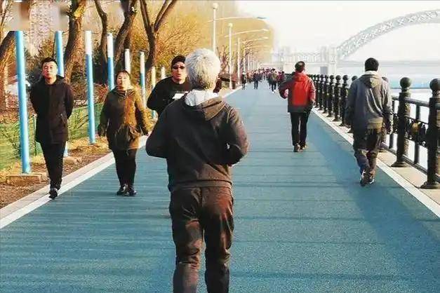 医生发现：每天坚持慢跑的老人，不出一年时间，肝脏或有4种变化