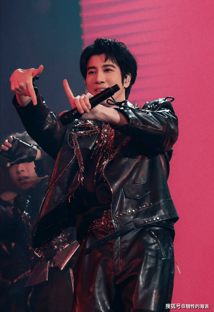 原创            王力宏三天连唱104首歌！49岁“音乐永动机”再创华语乐坛神话