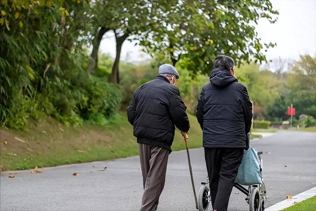 原创            60岁以后，经常散步反而会诱发肺癌？提醒：这几个小细节很重要