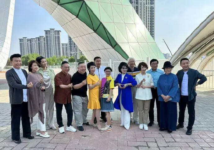 张泽群晒央视主持人大合照 韩乔生刘纯燕郎永淳出镜