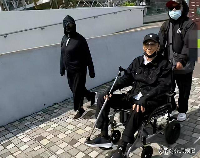 原创            89岁谢贤街头坐轮椅晒太阳，风流一世终落幕，如今断崖式衰老