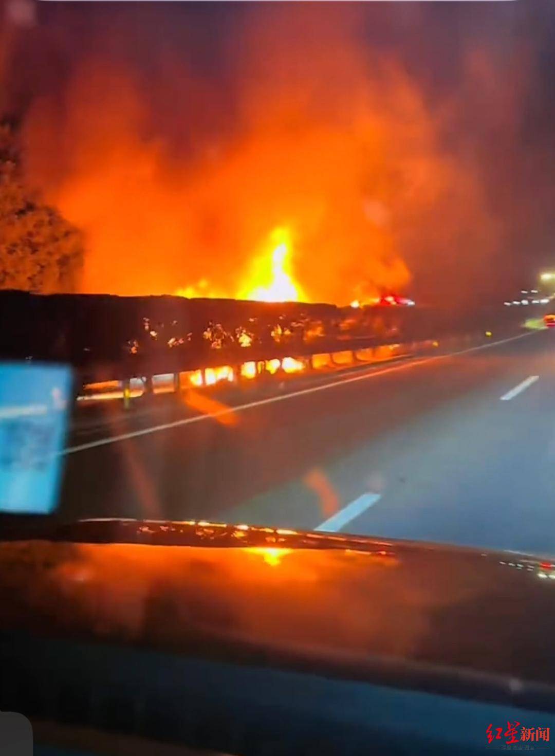 云南昆磨高速发生交通事故致3辆车起火 昆明消防：幸无人员伤亡