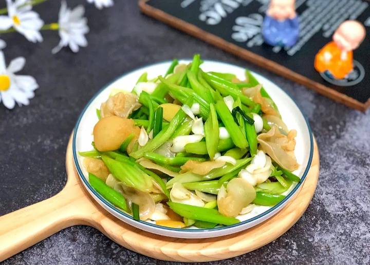 原创            5月使劲吃这菜，药食同源，一润肺，二助眠，三防便秘，不懂吃太可惜了