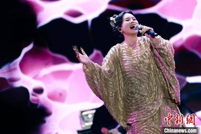 龚琳娜首秀北京草莓音乐节 以传统意蕴融合现代音乐