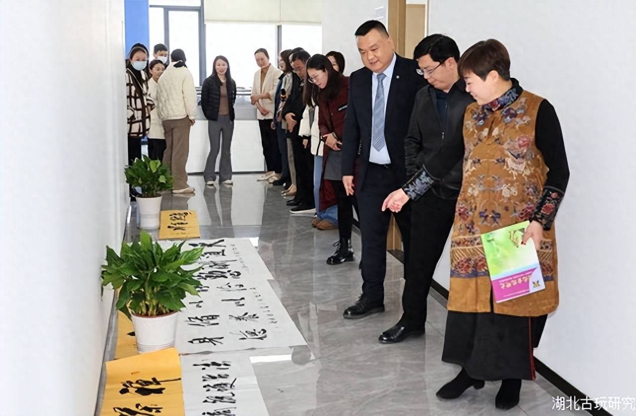 笔墨生辉映法魂——湖北省古玩藏品研究会走进律师事务所