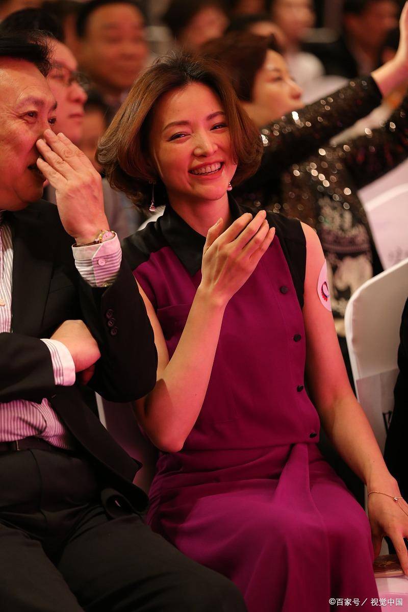 董卿再拿话筒回归舞台，网友评论：真是让人泪目！