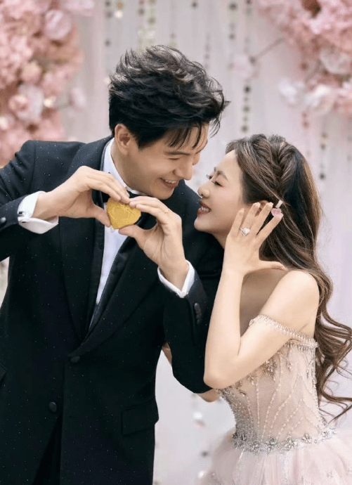 39岁男演员11年后给妻子补求婚，曾自曝“吃软饭”