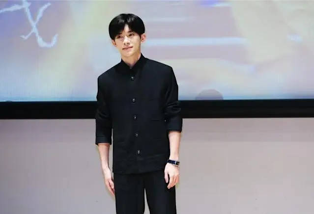 易烊千玺说朱媛媛戏里戏外都十分照顾他：在片场都能深刻感受到她的亲切跟和蔼