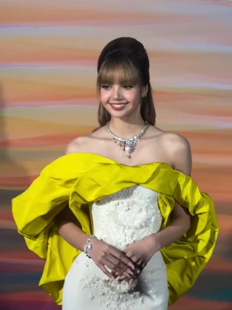 Lisa穿抹胸修身长裙秀婀娜身材 半扎发造型化身在逃公主