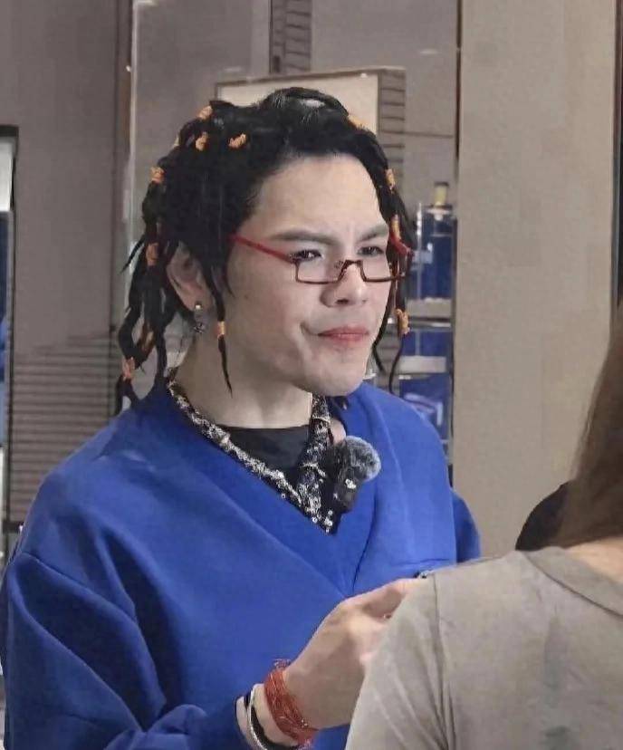 41岁向佐现身上海街头，打扮怪异，搞抽象行为艺术，越来越疯了