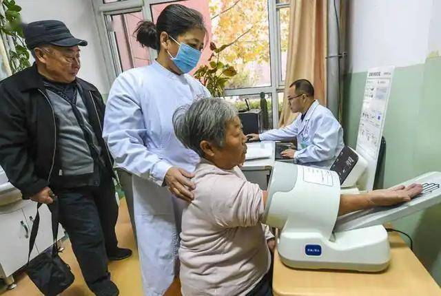 55岁女子血脂7.2，毫不在意，结果突然中风！医生：3错误害了她