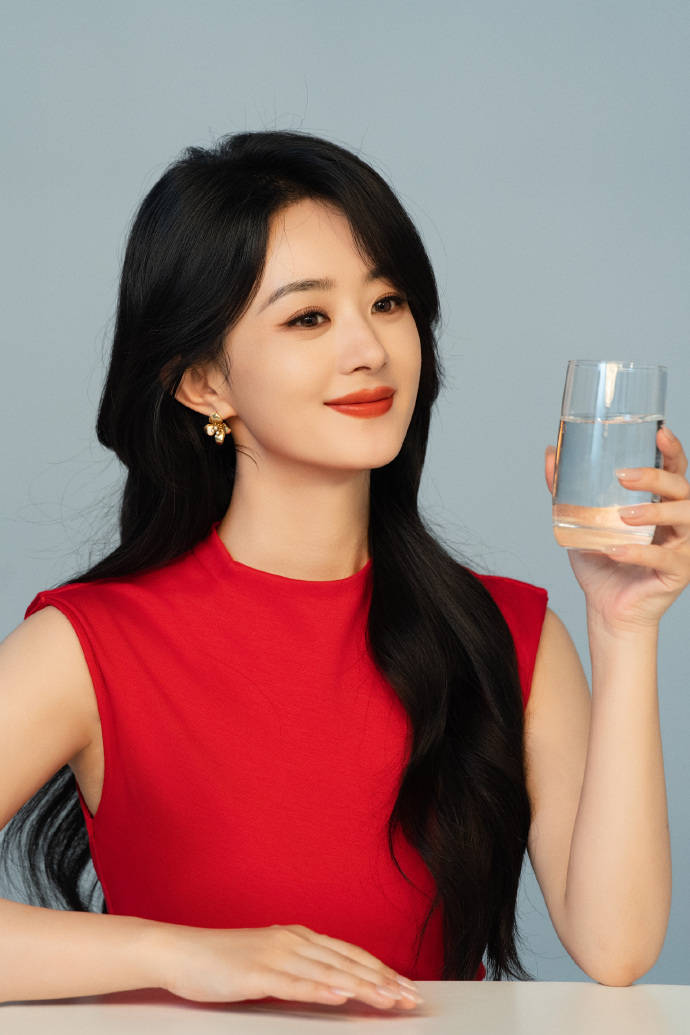 赵丽颖红裙配黑发端庄大气 手拿水杯笑容浅浅
