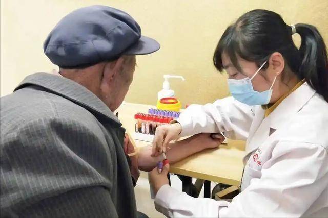 喝水时间与血脂有关？医生提醒：老人3个时段喝水，血脂波动更小