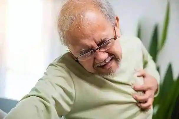 温度升高，医生苦劝冠心病患者：宁愿去跳广场舞，也不要总做3事