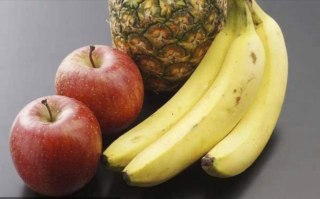 香蕉、苹果和菠萝，哪种对尿酸高的人更友好？医生：这种不能多吃
