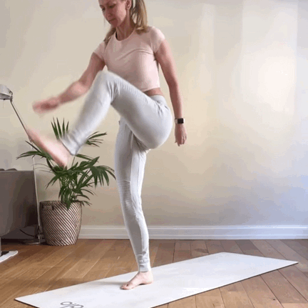 一套高强度瑜伽序列，加强体能，暴汗减肥