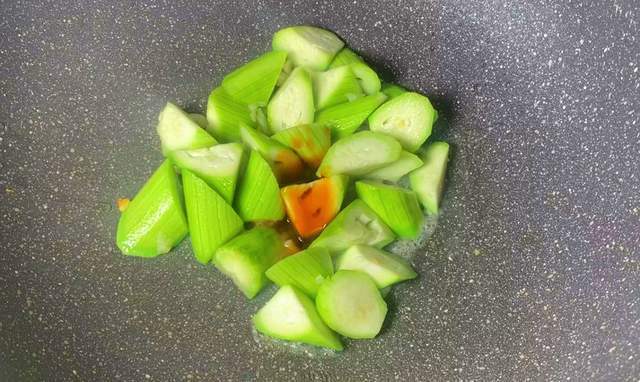 原创            “入夏吃一瓜，中药不用抓”，夏天常吃它，活血化瘀，消肿排毒！